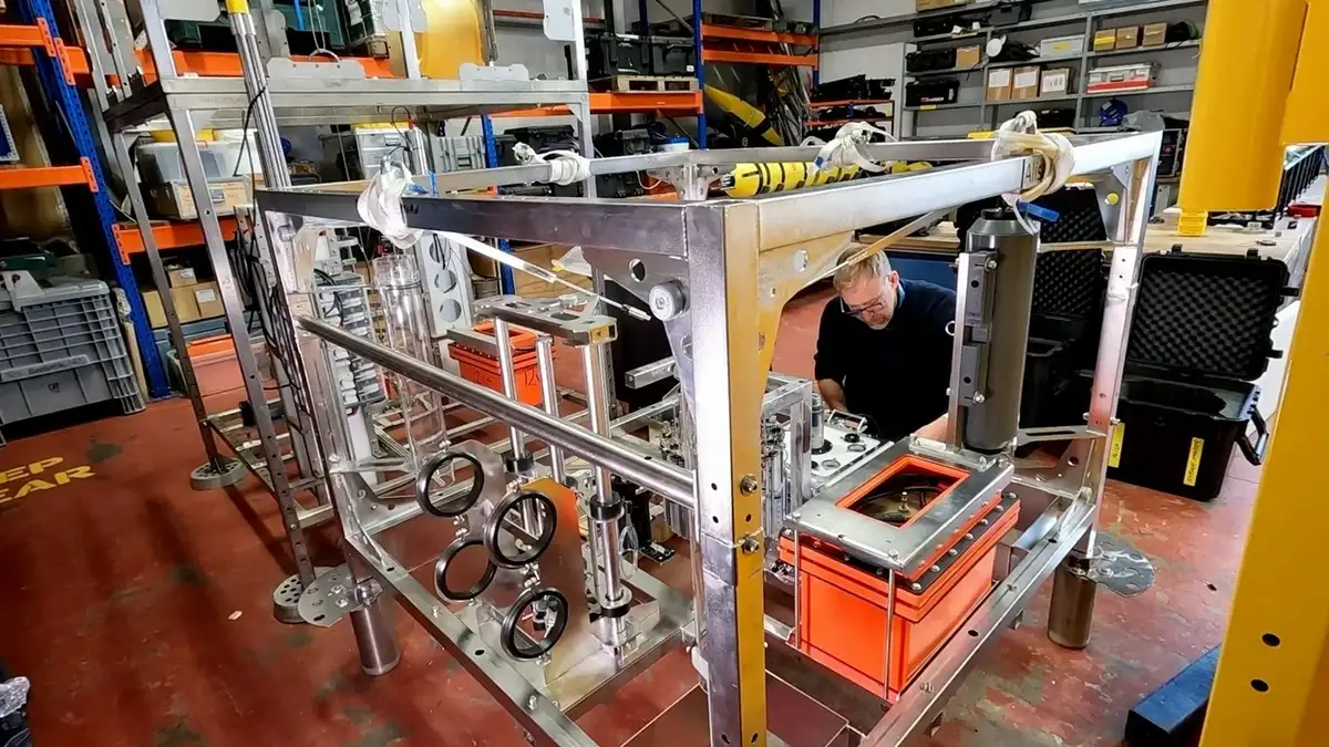 Auf der Spur des dunklen Sauerstoffs: Expedition in 11 km Tiefe