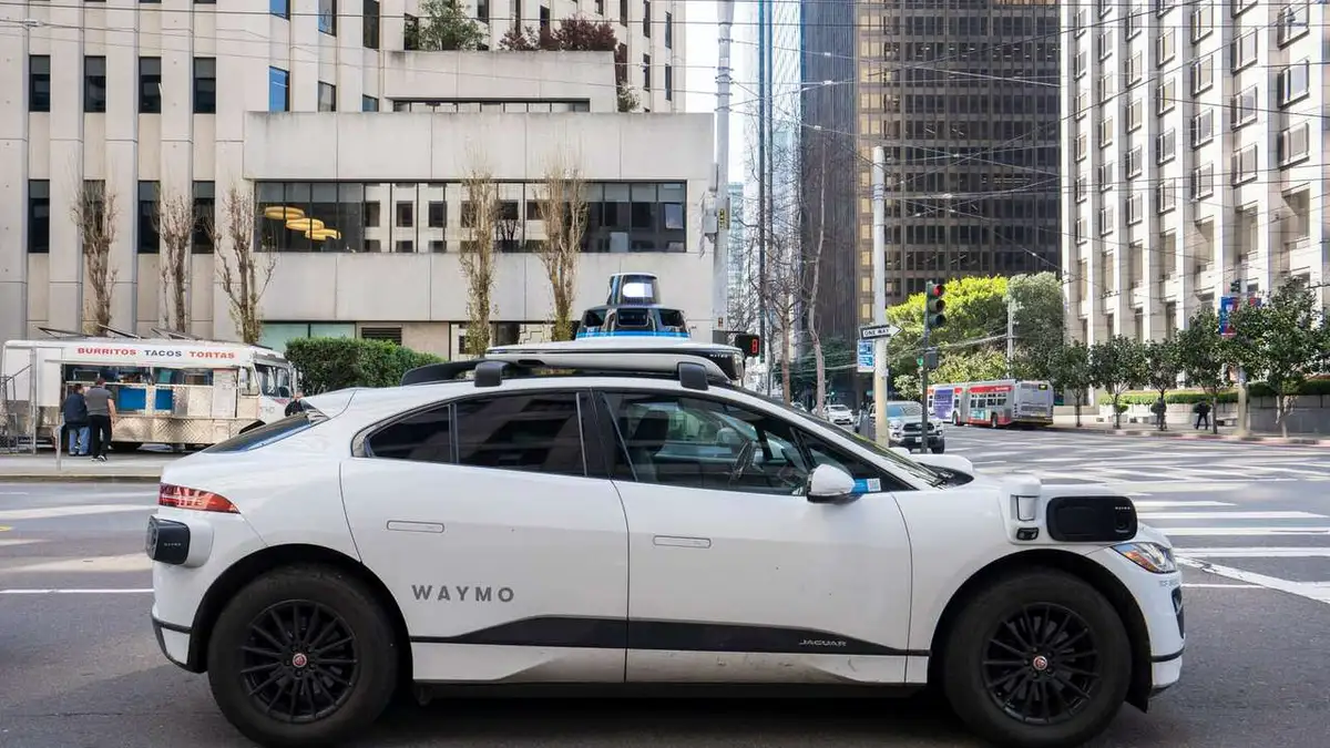 Waymo Robotaxi erfasst Kind in Schulzone: NHTSA leitet Untersuchung ein